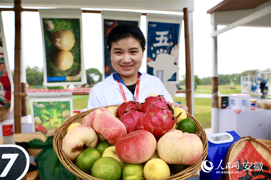 参展商展示丰收的各类蔬果。人民网记者 张俊摄