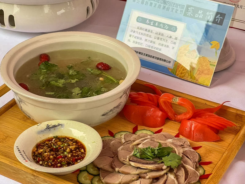 美食展区展出的“养生羊肉汤”。叶集区委宣传部供图