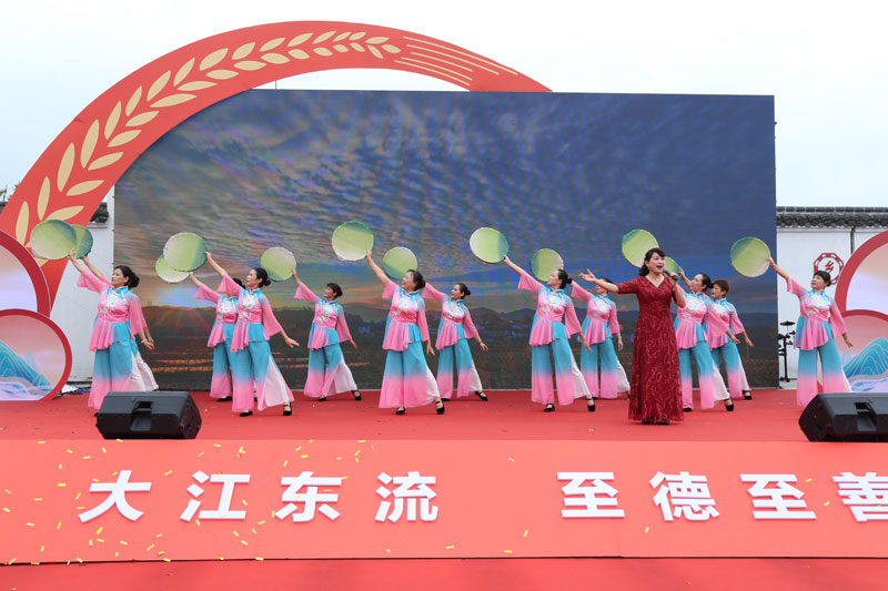 活动现场文艺演出。王兆摄