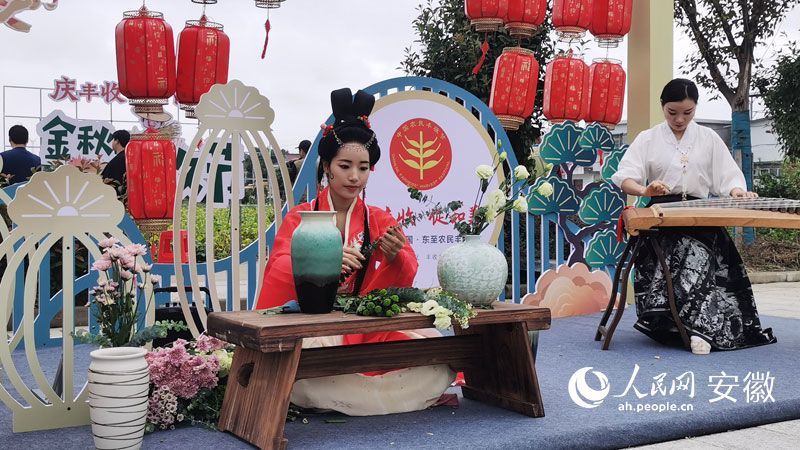 活动现场,还有花艺、演奏古筝等演出项目。人民网 胡雨松摄摄