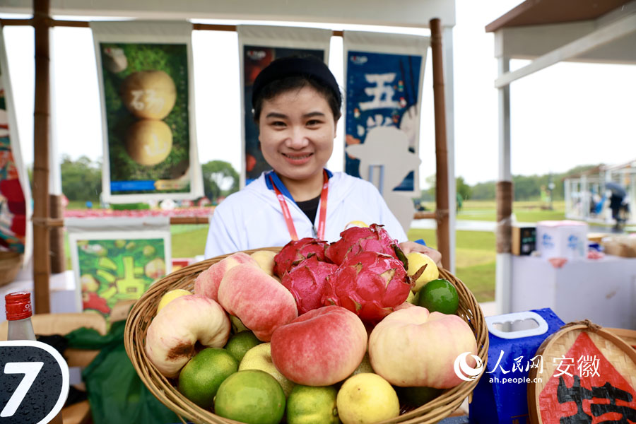參展商展示豐收的各類蔬果。人民網記者 張俊攝