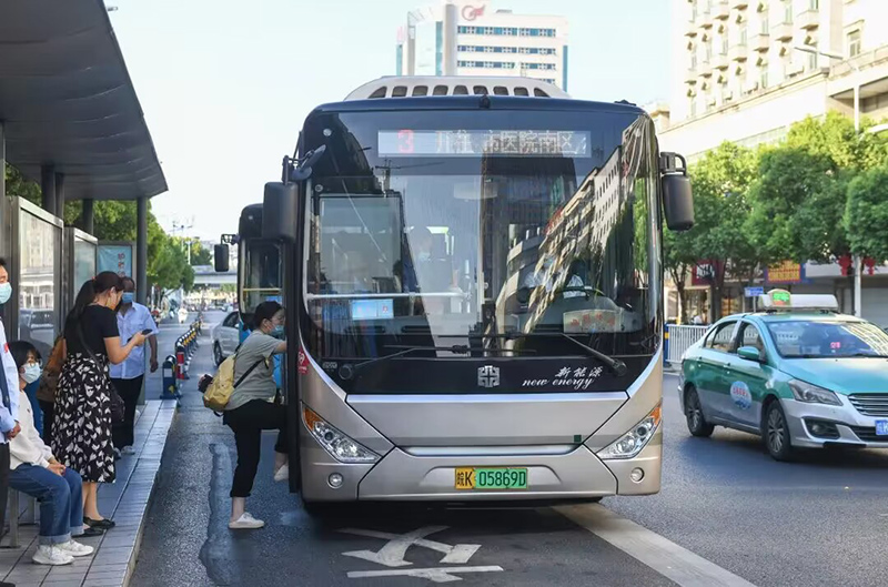 新能源公交车为城市节能减排作出积极贡献   王彪  摄
