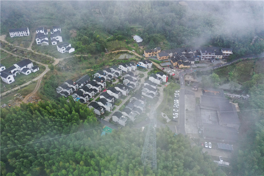 细雨蒙蒙下的大湾村。