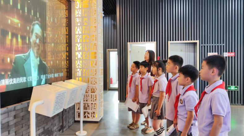 同学们参观茉莉花展区。王有桥摄