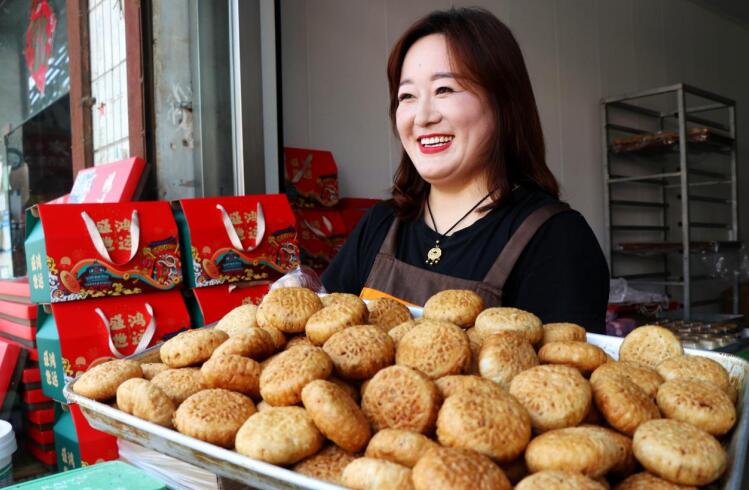 刚烘焙好的小月饼。谯城区大杨镇 供图