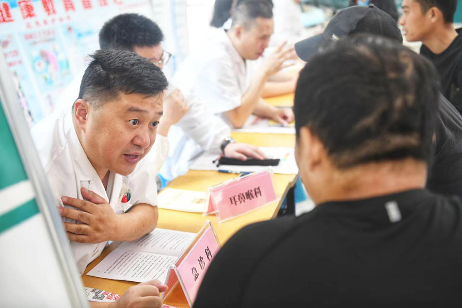 医生为患者提供专业健康指导。秦龙供图