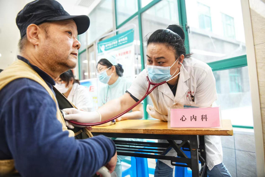 医生正为群众听诊。秦龙供图