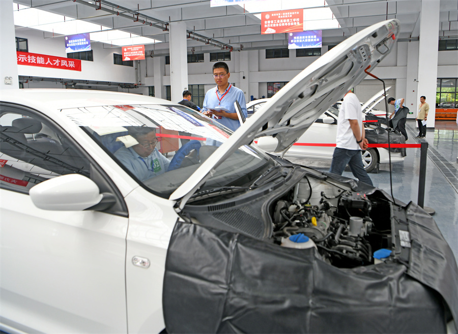 9月23日，选手参加安徽省淮南市第四届职业技能大赛汽车维修工比赛。陈彬摄