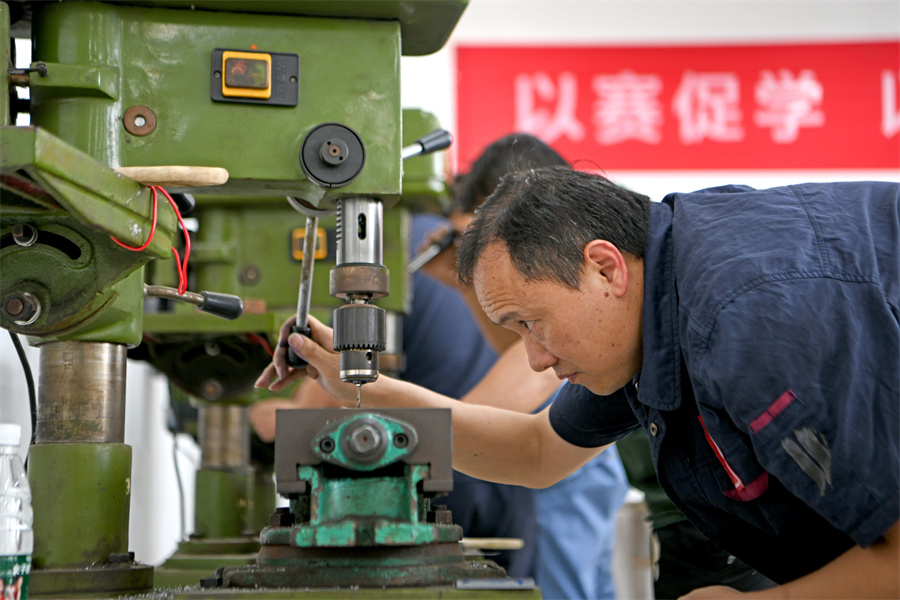 9月23日，选手参加安徽省淮南市第四届职业技能大赛钳工比赛。陈彬摄