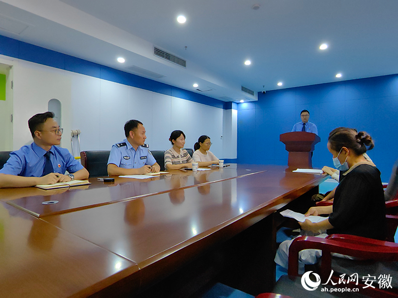 李浩向案件当事人宣读不起诉决定。人民网记者 韩震震摄