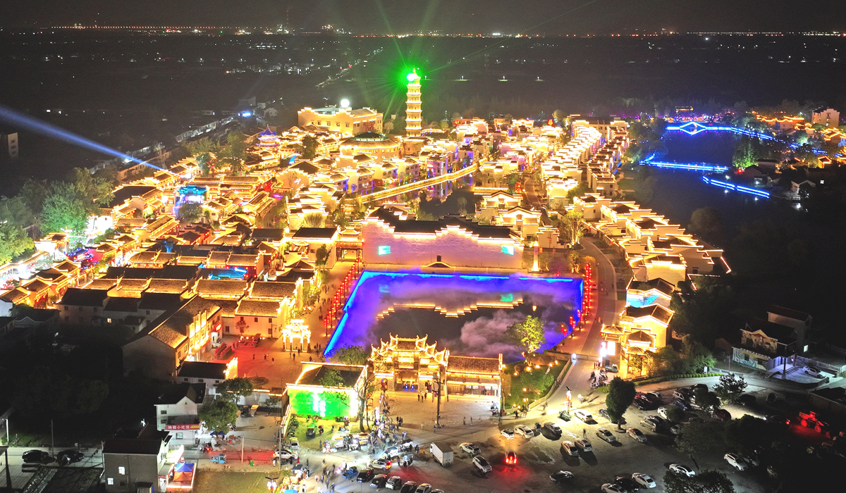 犁橋水鎮景區夜景，流光溢彩，如夢似幻。