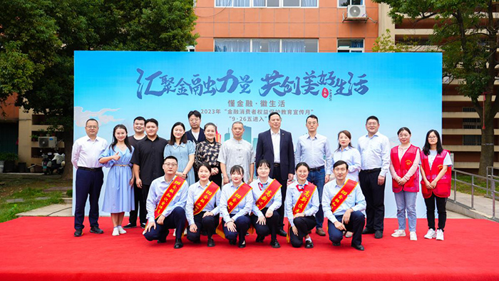 进社区活动合影