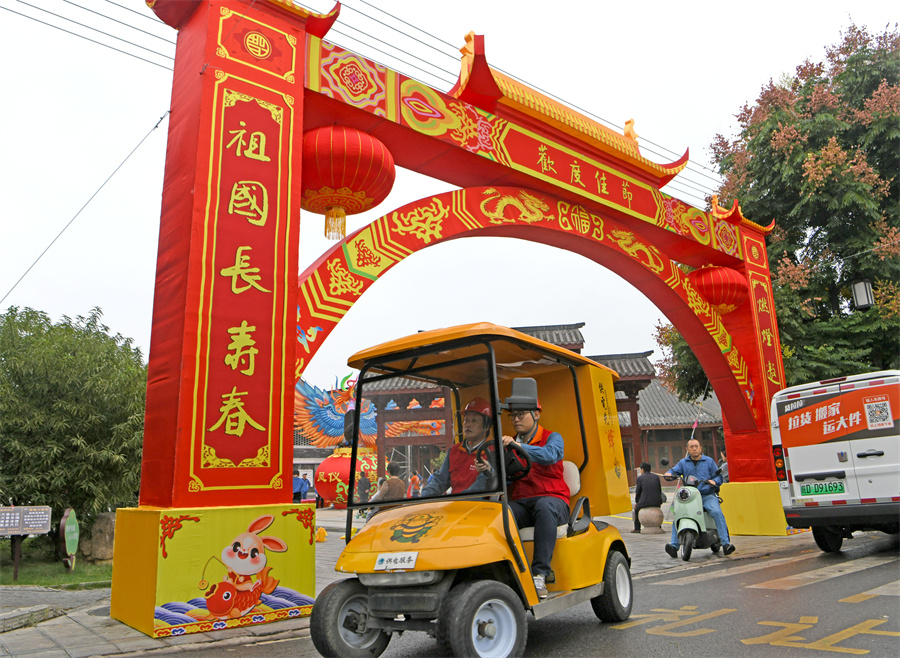 对古城景区内供电线路安全隐患进行巡检。陈彬摄