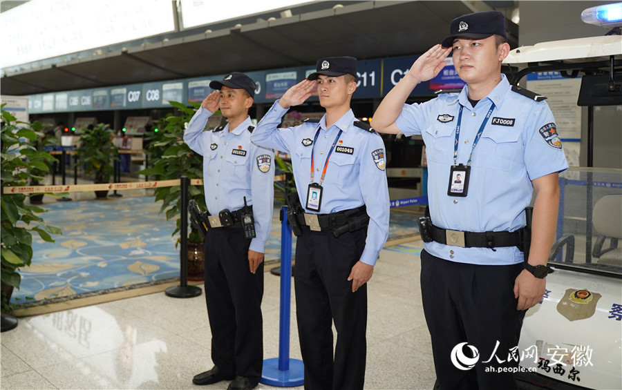 合肥新桥国际机场内民警列队准备开始执勤。人民网记者王锐摄