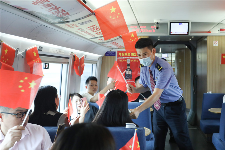 列車上，列車長和旅客互動。李正源攝