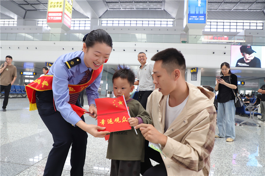 在阜陽西站，有獎問答環節，小朋友成為“幸運觀眾”。孫利攝