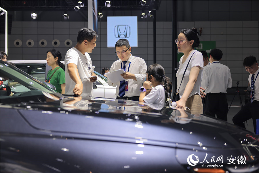 车展上，前来看车、选车的市民络绎不绝。人民网记者 王晓飞摄