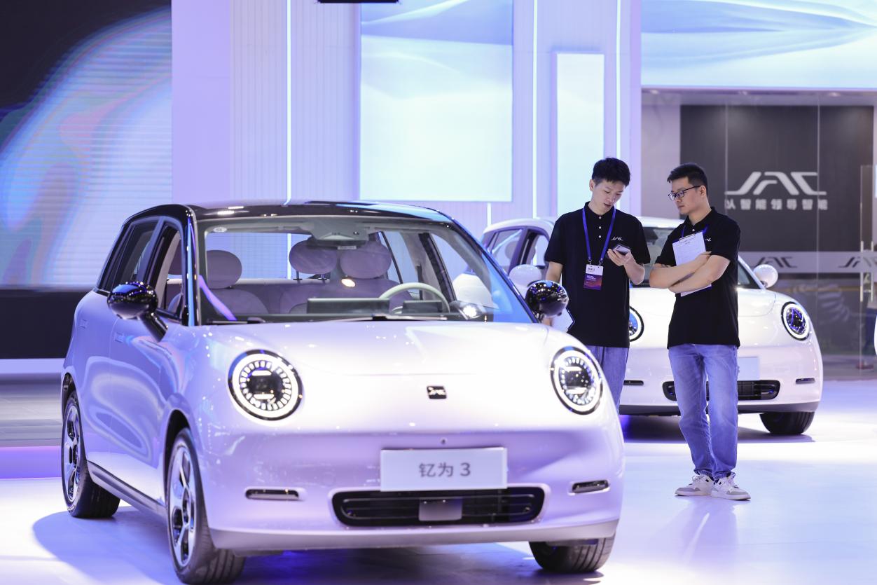2023合肥国际新能源汽车展览会上的新能源汽车。人民网记者 王晓飞摄