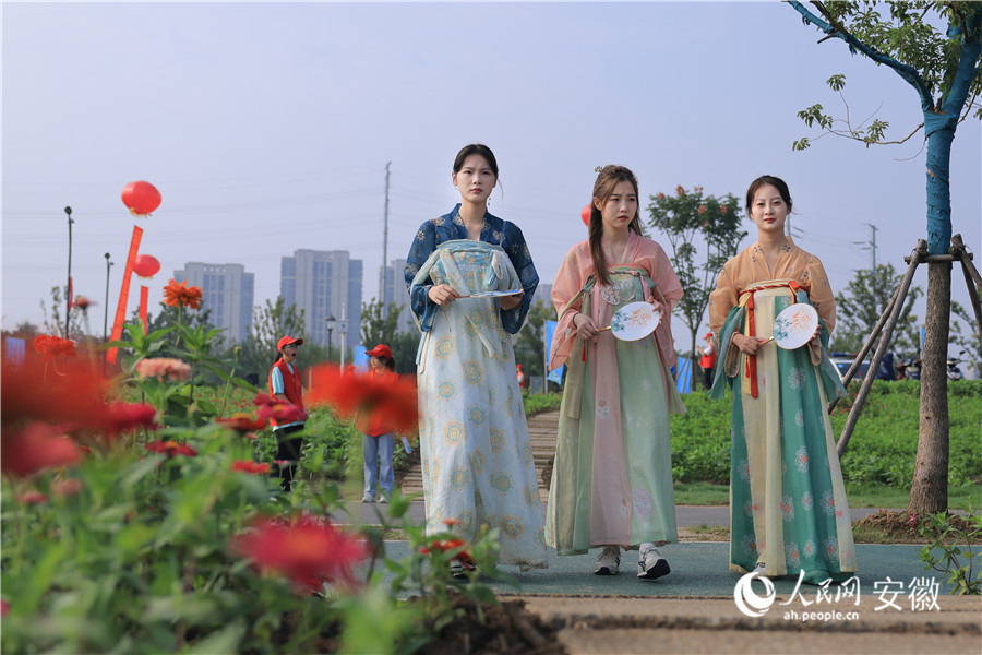 几位古装扮相的女孩参与到健步走队伍中来。人民网记者 王晓飞摄