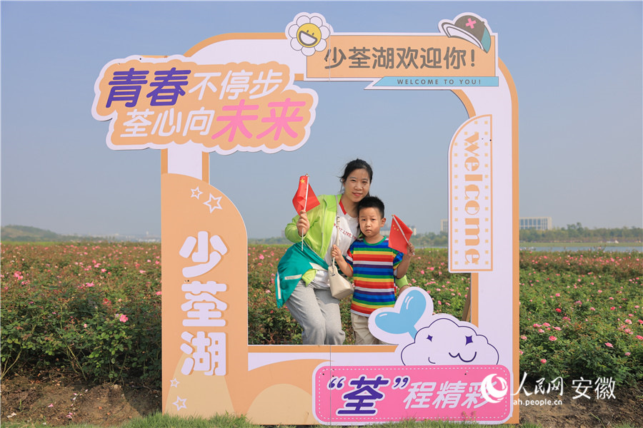 参与健步走的人员路边打卡留念。人民网记者 王晓飞摄