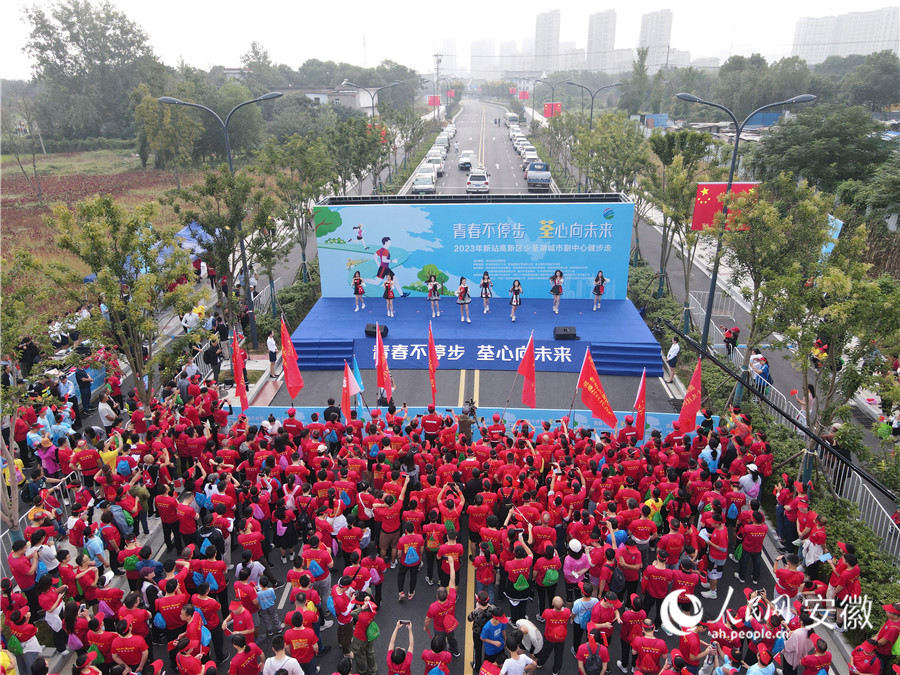 无人机拍摄健步走活动现场。人民网记者 王晓飞摄