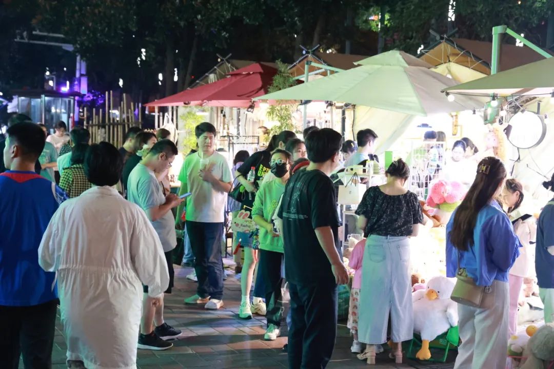 金大地东西街人头攒动。