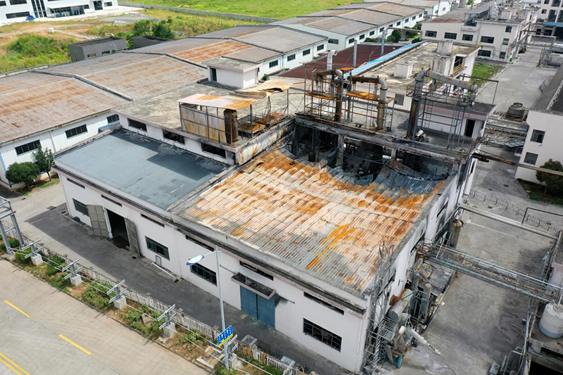 黃山市宏昊化工科技有限公司廠區內被燒塌的廠房。（攝於2023年7月27日）