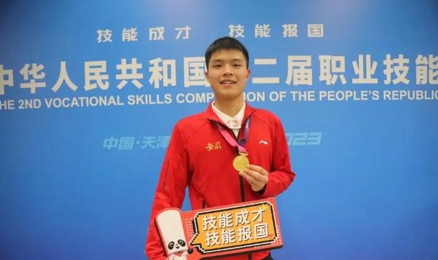 新東方烹飪教育楊蕭劍獲得第二屆職業技能大賽烹飪（西餐）項目金牌。新東方烹飪教育供圖