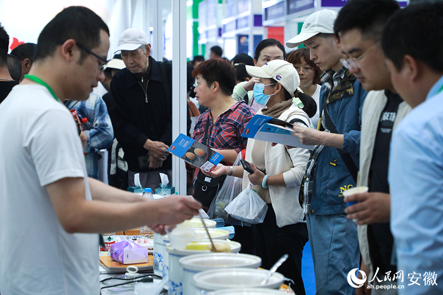 农交会现场，市民纷纷选购农产品。人民网记者 陶涛摄