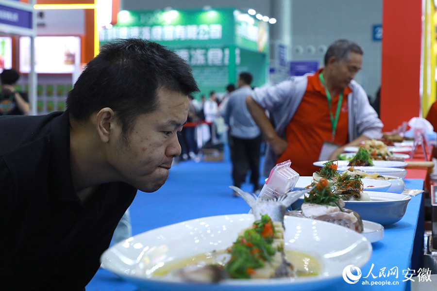 现场烹饪的佳肴让市民垂涎三尺。人民网记者 陶涛摄