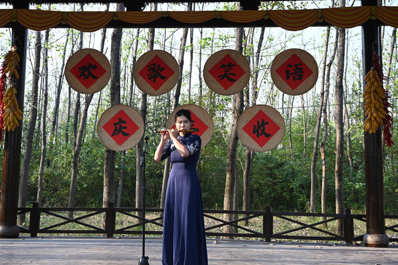 笛子独奏《扬鞭催马运粮忙》。杜刚摄