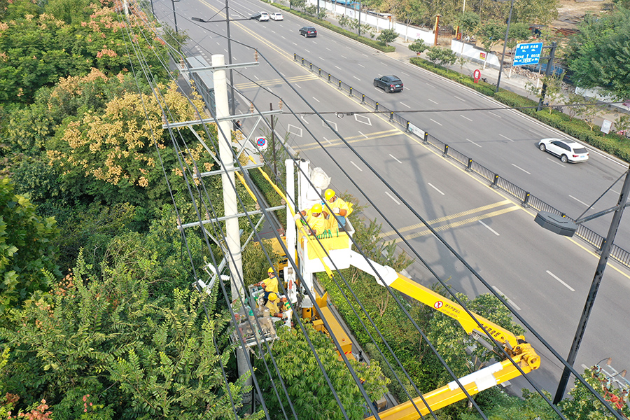 帶電作業助力秋檢。劉楠攝