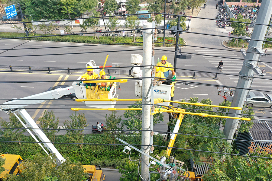 帶電作業助力秋檢。劉楠攝