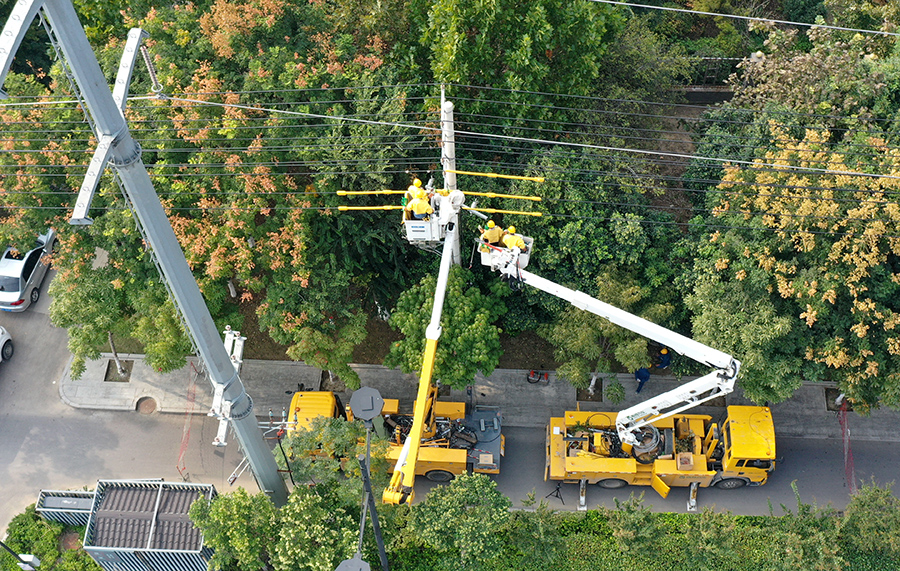 帶電作業助力秋檢。劉楠攝