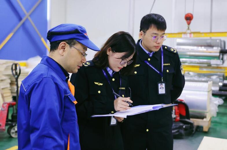 瑤海區市場監管局執法人員檢查工業產品質量。