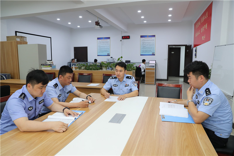 王安于大队内部开展案件研讨。宿州市公安局供图