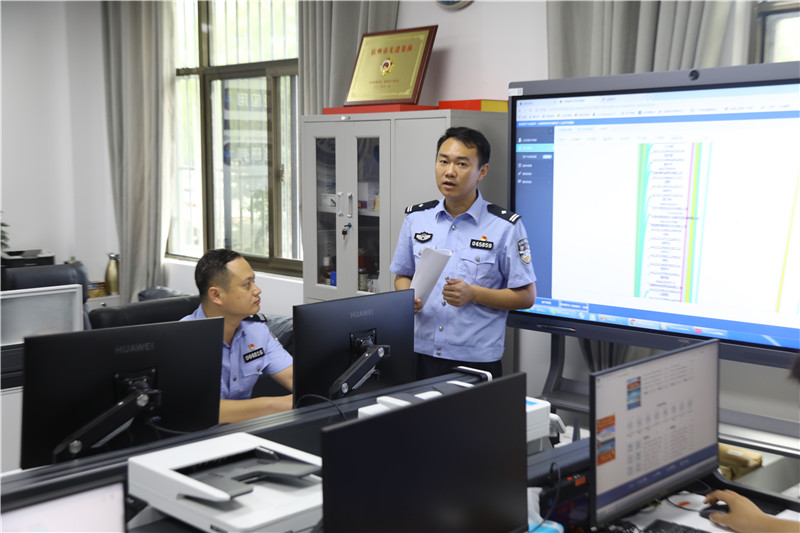 6、王安同志就资金案件中的资金追踪和同事开展研讨。