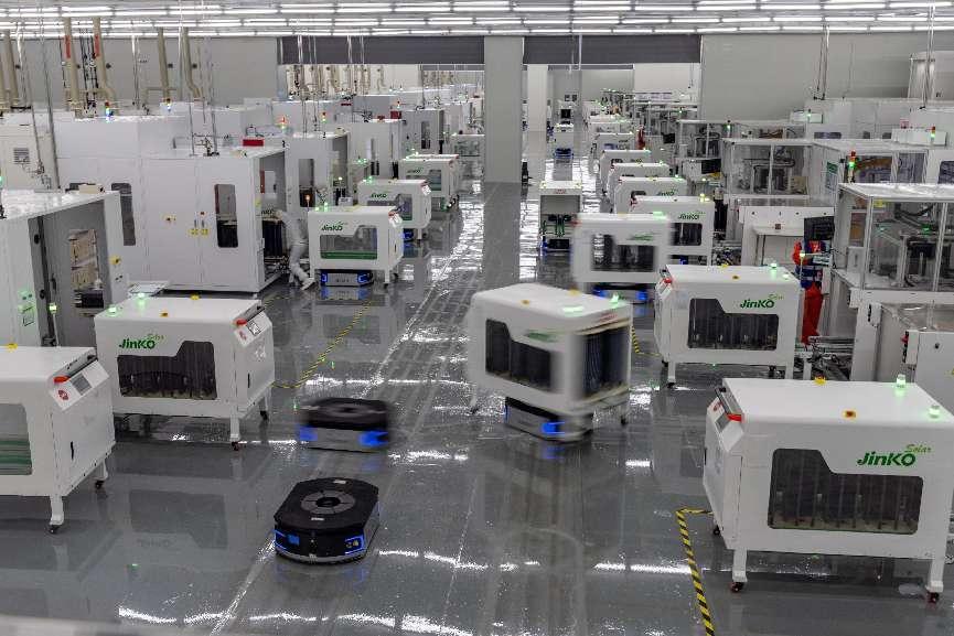 安徽晶科能源有限公司车间，机器人穿梭不停运输用来生产太阳能光伏电池片的硅片。肥东县委宣传部供图