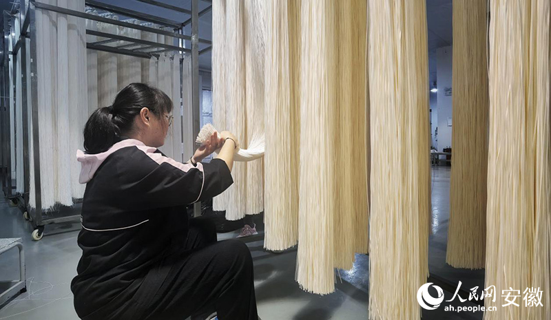 在滁州久盈膜科技有限公司，工人正在检查刚刚生产的膜丝。人民网记者 周坤摄