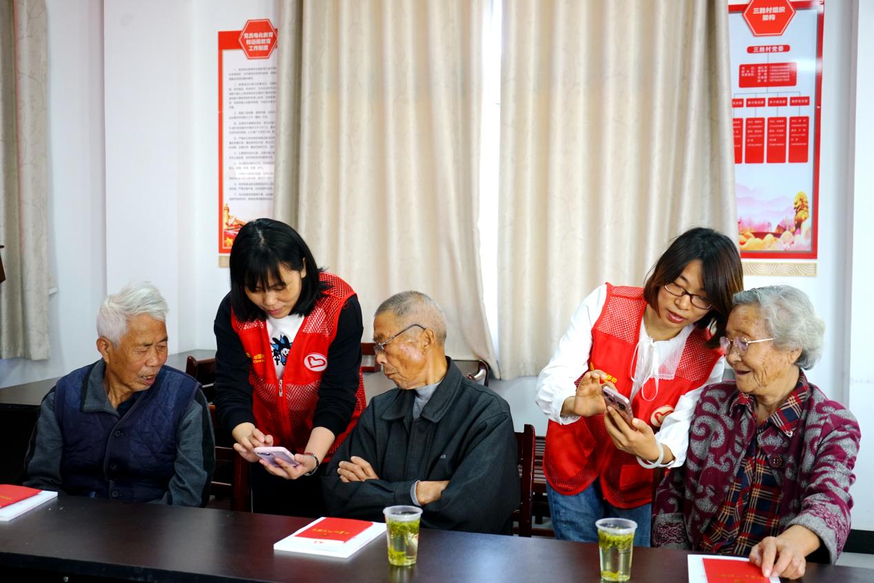 安徽移動志願者積極開展重陽敬老活動。安徽移動供圖