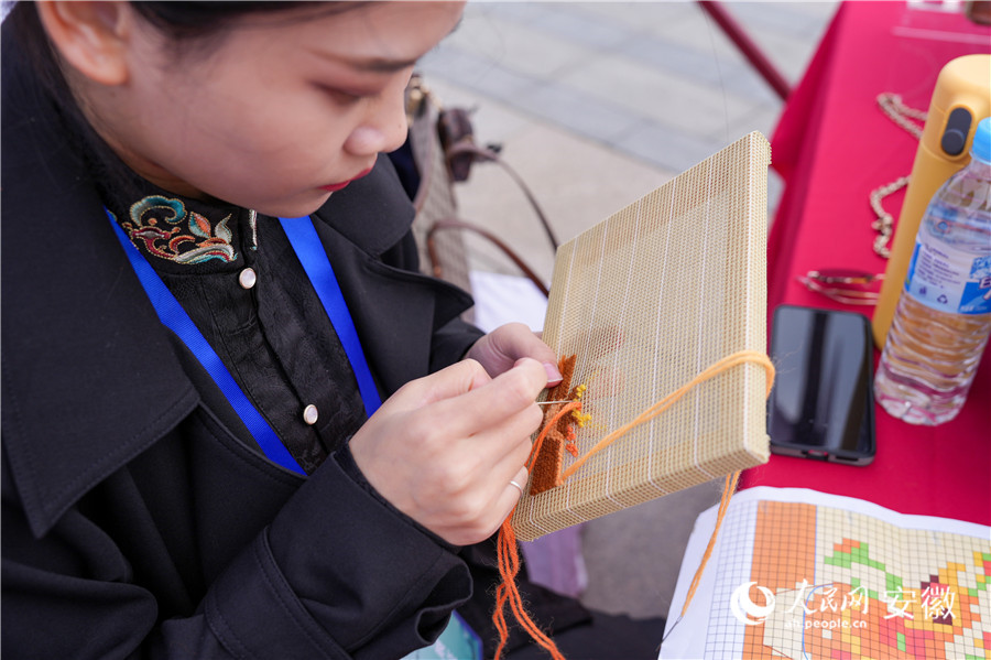 上海绒绣技艺展示。人民网记者 苗子健摄