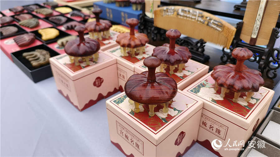 前来参展的常州梳篦。人民网记者 苗子健摄