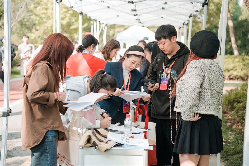 专场招聘会现场。芜湖市公共就业和人才服务中心供图