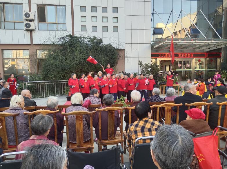 文艺志愿者为老人们表演文艺节目。刘世军摄