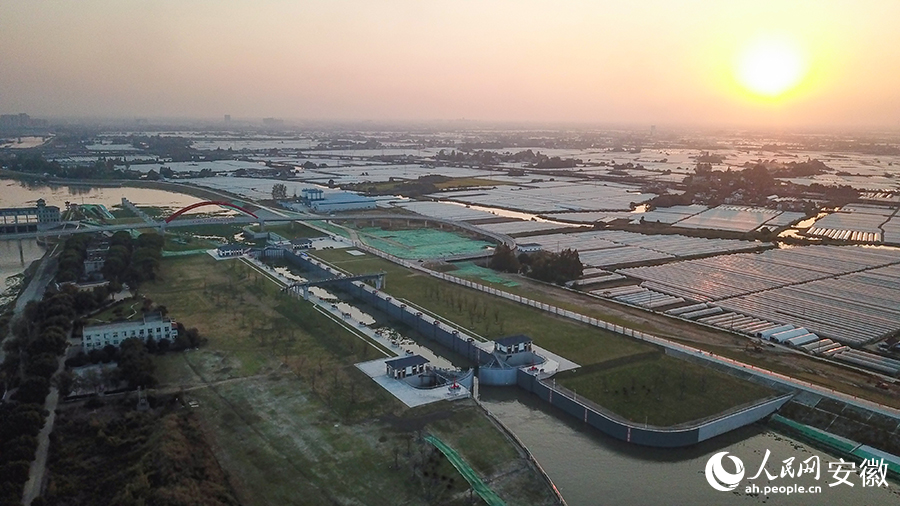 夕阳下的裕溪船闸。人民网记者 李希蒙摄