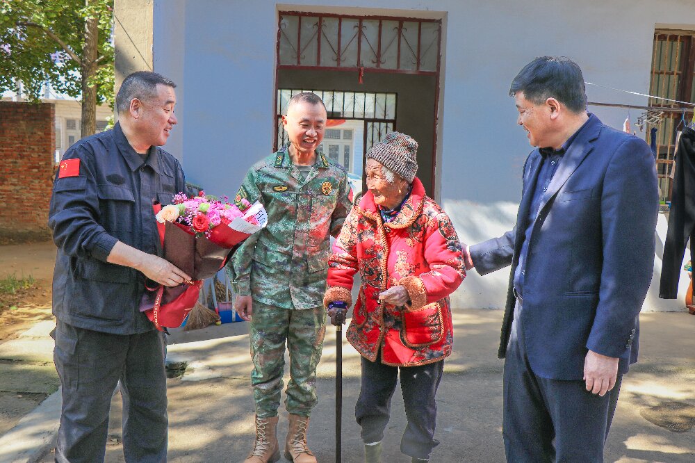 明光市退役軍人事務局慰問小分隊走進張永蘭家看望慰問。