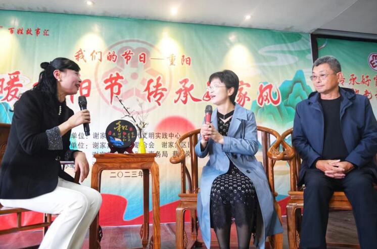 文明家庭代表現場分享好家風好家訓。秦龍供圖