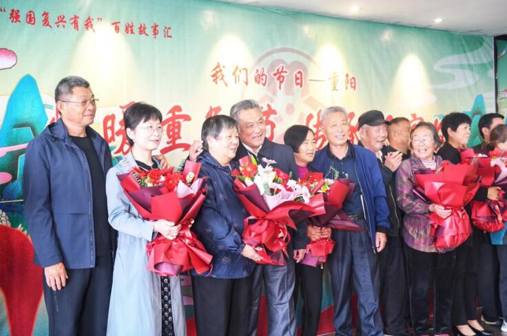 大家歡樂合影。秦龍供圖