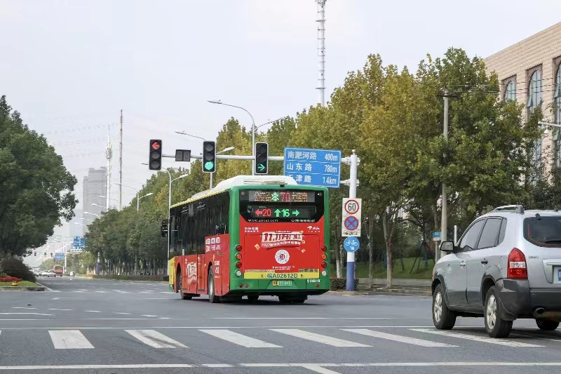 70路智慧公交通過網聯化路口。王嫣然攝