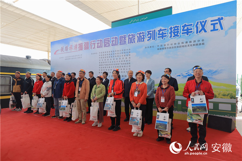為旅客發放旅游大禮包。人民網記者 王曉飛攝